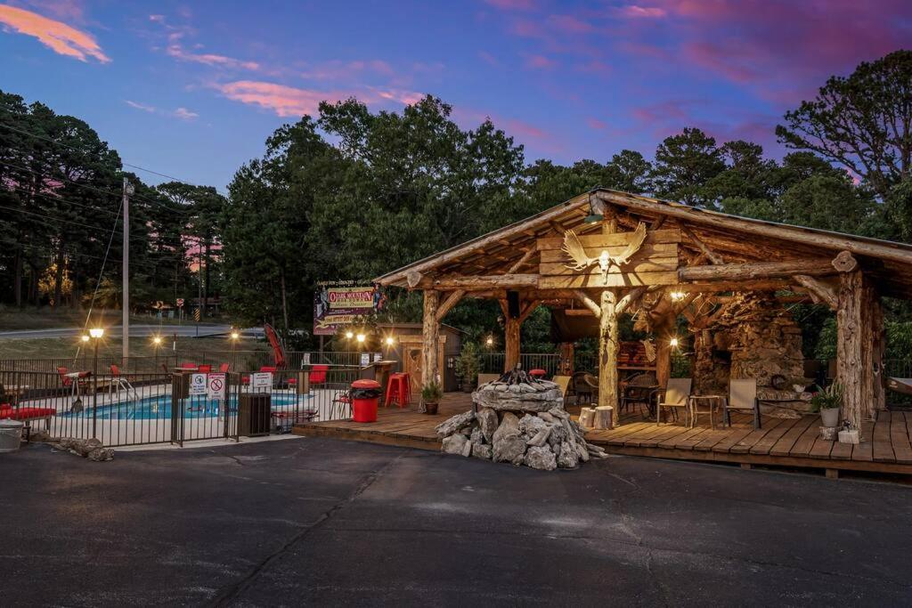 Stonegate Lodge 2 Queen Beds Wifi 50In Roku Tv Salt Water Pool Room #105 Eureka Springs Buitenkant foto