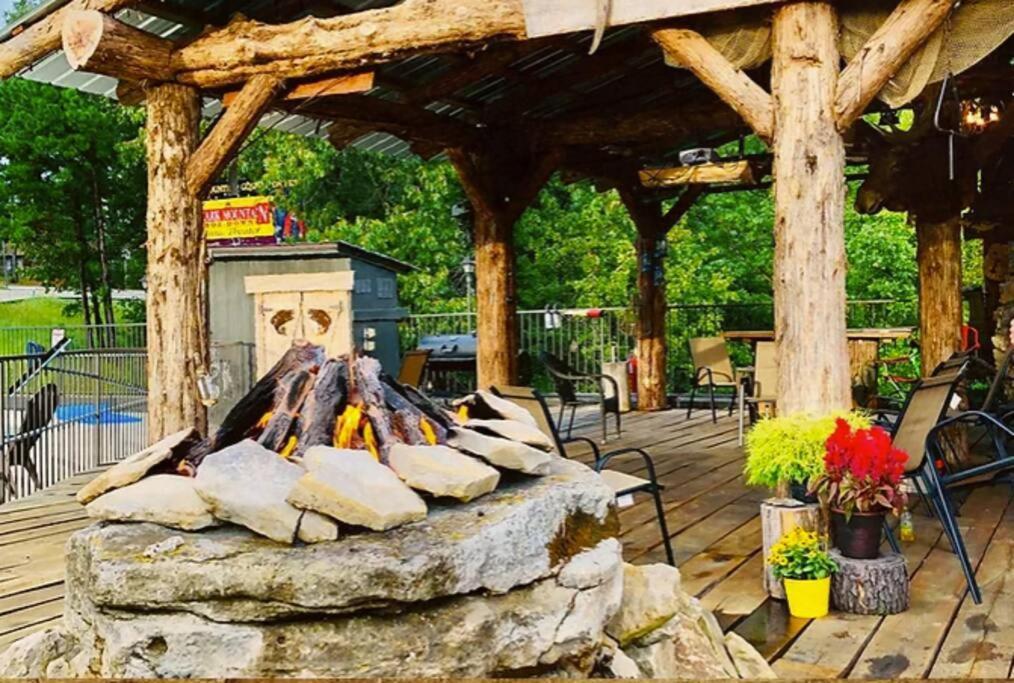 Stonegate Lodge 2 Queen Beds Wifi 50In Roku Tv Salt Water Pool Room #105 Eureka Springs Buitenkant foto