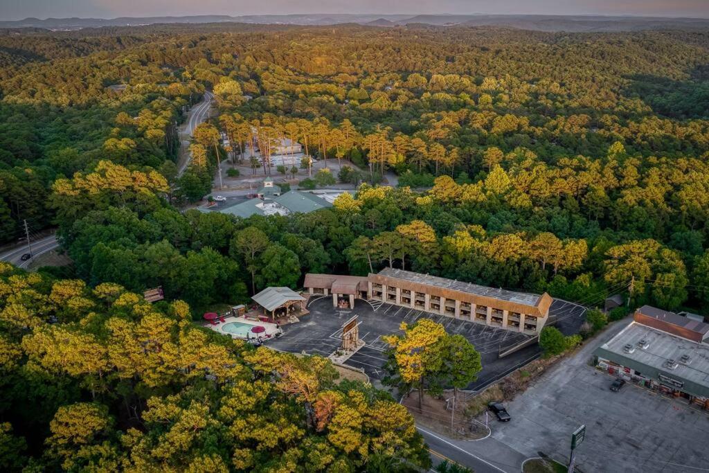 Stonegate Lodge 2 Queen Beds Wifi 50In Roku Tv Salt Water Pool Room #105 Eureka Springs Buitenkant foto